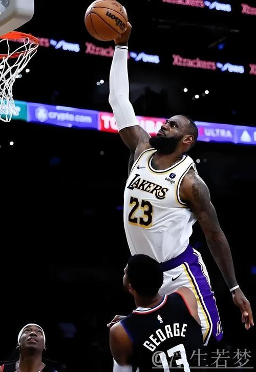 里弗斯疾速反攻 突破防守轻松上篮 里弗斯疾速反攻 突破防守轻松上篮